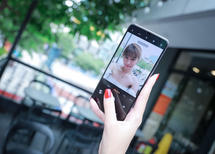 Camera selfie độ phân giải 44MP vô cùng ấn tượng