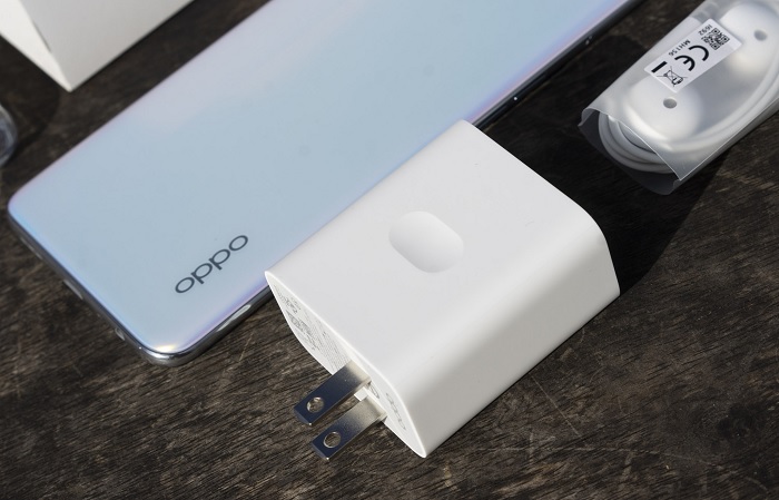 OPPO A93 tương hỗ kĩ năng sạc thời gian nhanh lên đến mức 18W loại Quick Charge trải qua cổng liên kết USB Type-C