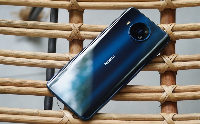 Mặt lưng Nokia 8.3 5G được làm bóng tạo ra nhiều góc nhìn khác nhau khi có ánh sáng chiếu vào