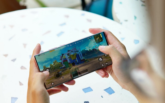 Màn hình có tần số quét cao giúp hỗ trợ rất tốt khi chơi game trên Note 20 Ultra