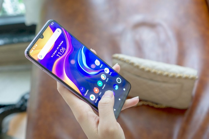 Không gian giải trí vô tận với màn hình giọt nước AMOLED 6.44 inch