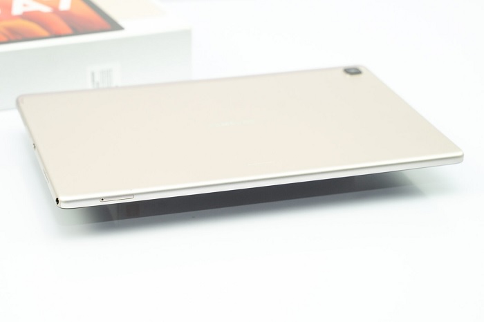 Cạnh trái được bố trí khay cắm thẻ nhớ và thẻ sim hỗ trợ nano-SIM