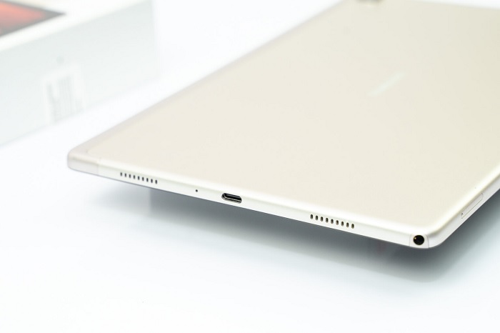 Cạnh đáy với loa ngoài, cổng sạc USB Type C và jack tai nghe 3,5mm
