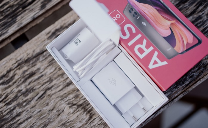 Các phụ kiện đi kèm Vsmart Aris Pro