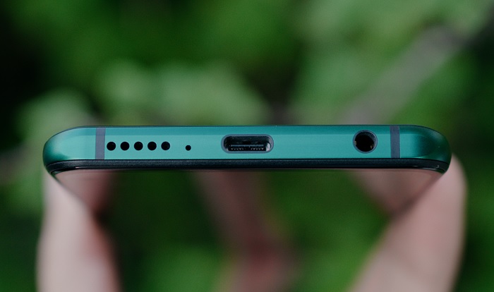 Cạnh đáy gồm loa ngoài, mic, cổng sạc USB Type-C, jack tai nghe 3.5mm và hai dải ăng ten hai bên