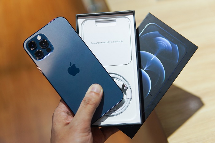 Mở hộp iPhone 12 Pro Pacific Blue gồm nhân vật chính, sách hướng dẫn sử dụng, cáp USB-C to Lightning loại thường và sticker hình quả táo khuyết