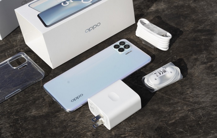 Mở hộp OPPO A93 có thể thấy các phụ kiện cần thiết cho người dùng được trang bị đầy đủ kèm theo sản phẩm