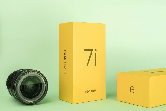 Hộp đựng Realme 7i vẫn được thiết kế với hình dáng quen thuộc và lấy gam màu vàng làm chủ đạo, tên máy “7i” được in ngay trên mặt trước của hộp