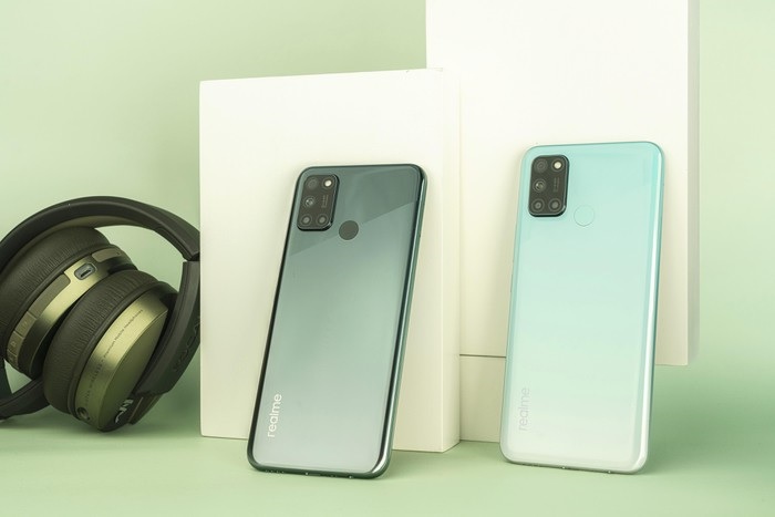 Realme 7i có hai tùy chọn về màu sắc gồm: Xanh cực băng và Xanh cực quang