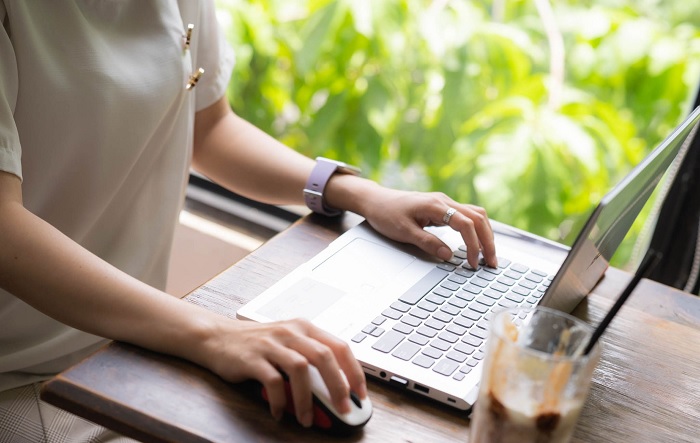 Laptop không chỉ là công cụ làm việc còn là món đồ thời trang của phụ nữ