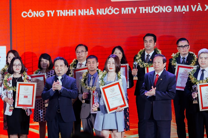 Bà Đinh Thị Dung - Giám đốc Trung tâm Bán lẻ Viettel Store nhận Giấy ghi nhận Top 10 ngôi nhà Bán lẻ đáng tin tưởng kể từ Ban tổ chức