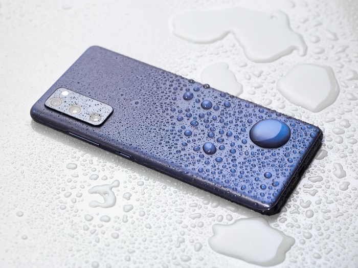 Galaxy S20 FE có khả năng chống nước và bụi thách thức nhiều môi trường khắc nghiệt