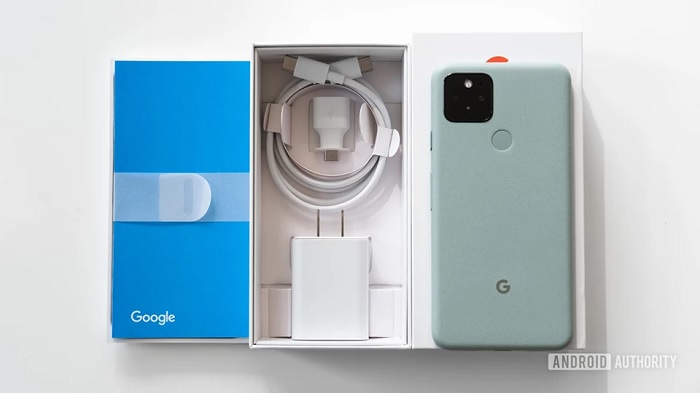 Hộp đựng Google Pixel 5 khá đơn giản với đầy đủ sách hướng dẫn, bộ sạc nhưng không có tai nghe