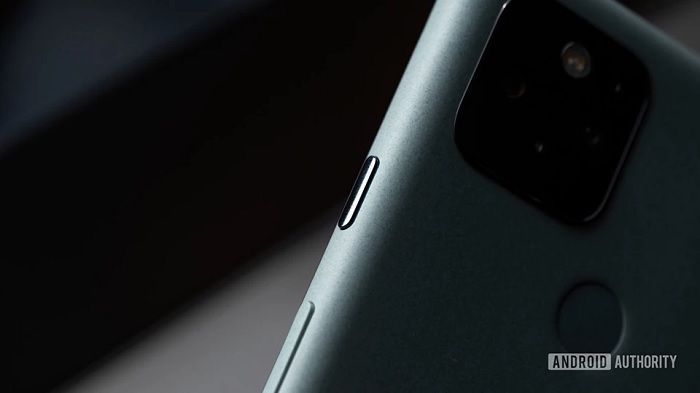 Pixel 5 được làm bằng nhôm với chất liệu nhựa sinh học phủ ở trên nhằm đáp ứng tính năng sạc không dây