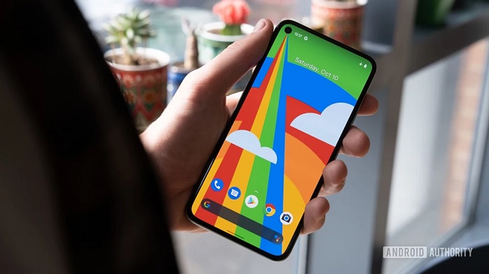 Google Pixel 5 sở hữu màn hình nốt ruồi 6 inch, độ phân giải 2.340 x 1.080 pixel, tốc độ làm mới 90Hz