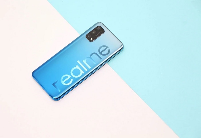Khi có ánh sáng chiếu vào, màu sắc của mặt sau Realme Q2 sẽ có sự chuyển đổi rõ ràng giữa các sắc thái một cách đẹp mắt