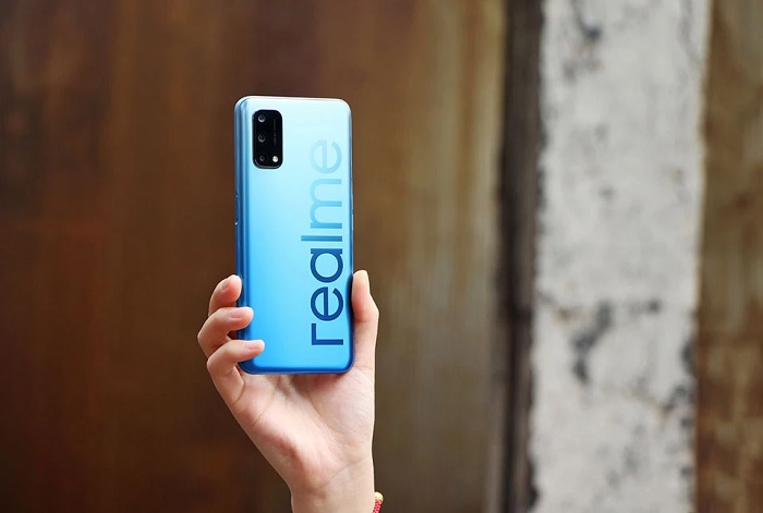 Logo Realme chiếm diện tích lớn trên ốp lưng tạo điểm nhấn cá tính cho thiết bị