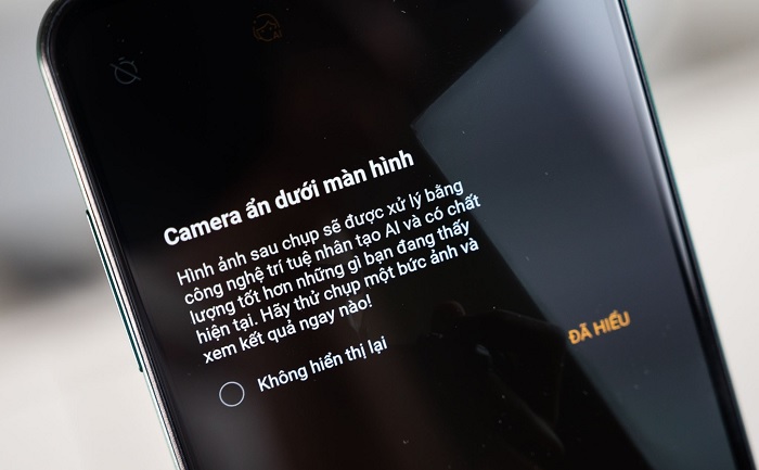 Khi bật camera trước, máy sẽ hiển thị nội dung để thông báo hình ảnh ở màn hình preview không phải là kết quả sau cùng