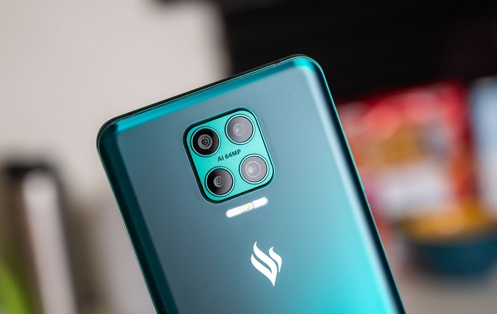 Cụm 4 camera sau bao gồm camera chính với độ phân giải 64MP, một camera tele 8MP, camera siêu rộng 8MP và camera chụp macro 2MP.