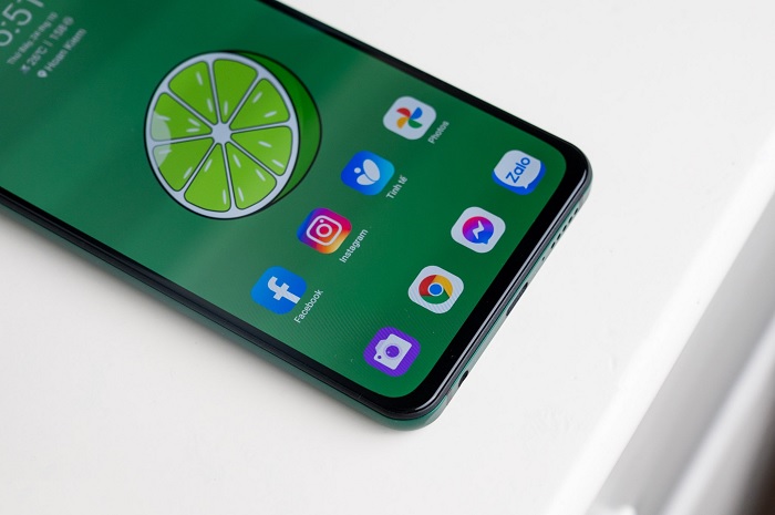 Con chip Snapdragon 730 dù không phải mạnh nhưng nó đảm bảo mọi thứ diễn ra mượt mà và rất ổn khi kết hợp với viên pin lớn