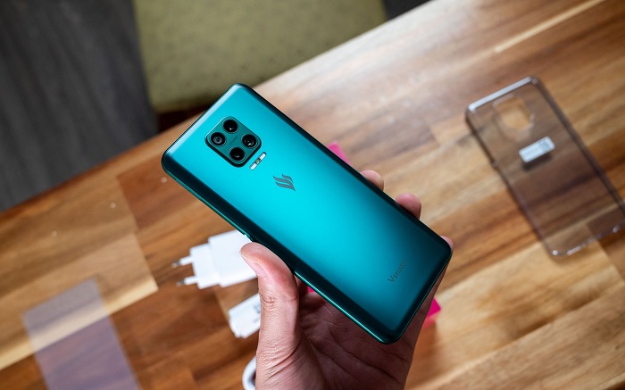 Máy được trang bị RAM lên tới 8GB và pin là 4000mAh, đủ dùng cho một ngày