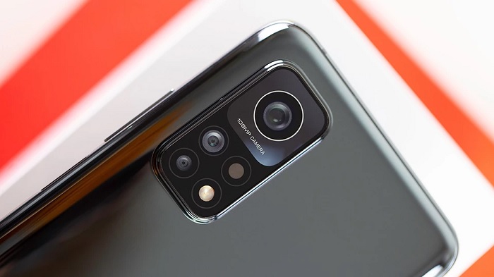 Cụm camera sau chính là điểm nhấn quan trọng nhất trong thiết kế của Xiaomi Mi 10T Pro. Trong module hình chữ nhật lớn gồm có 3 cảm biến chụp ảnh và 1 đèn flash LED, trong đó cảm biến chính có kích thước lớn nhất