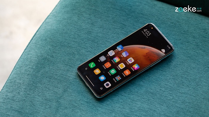 Cảm biến vân tay của Redmi K30S được đặt trên cạnh bên của thiết bị thay vì được đặt trong thiết bị