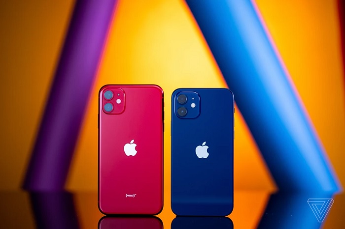 iPhone 12 bên phải và iPhone 11 bên trái