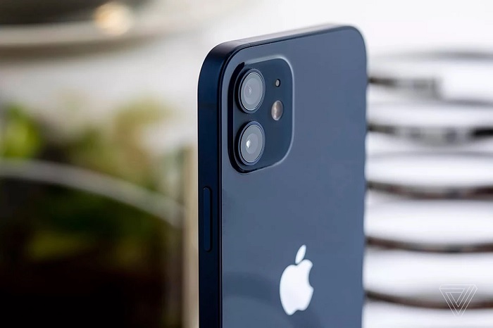 iPhone 12 được trang bị camera kép phía sau với sự thay đổi về khẩu độ giúp chụp ảnh thiếu sáng tốt hơn iPhone 11, có chế độ chụp đêm cho camera góc siêu rộng