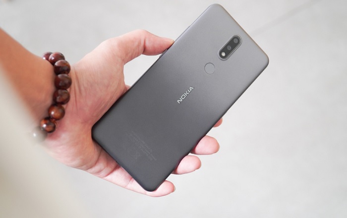 Cầm Nokia 2.4 trên tay rất thoải mái, mặt lưng được tạo nhám giúp hạn chế bám mồ hôi và vân tay