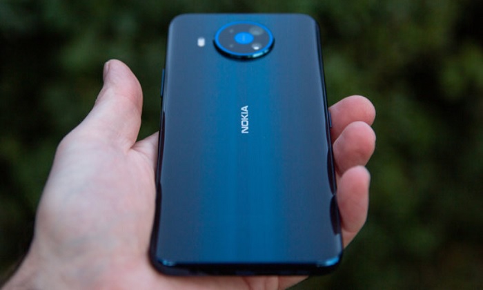 Mặt lưng Nokia 8.3 có màu xanh cực quang cực kỳ đẹp mắt