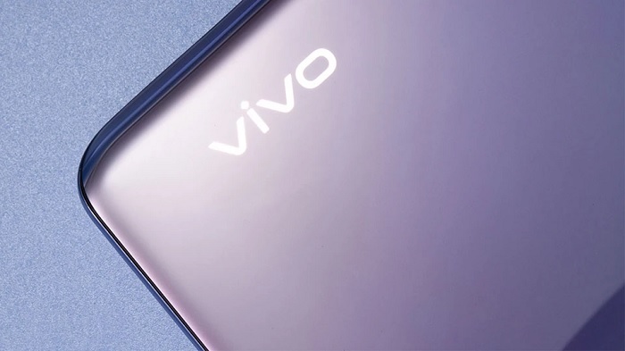 Góc dưới của vivo Y73s được in logo của hãng