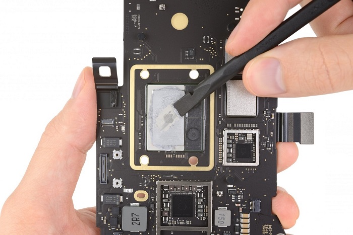 Chip M1 được gắn vào thế hệ MacBook Air 2020 nhằm hỗ trợ tăng hiệu năng xử lý trên thiết bị