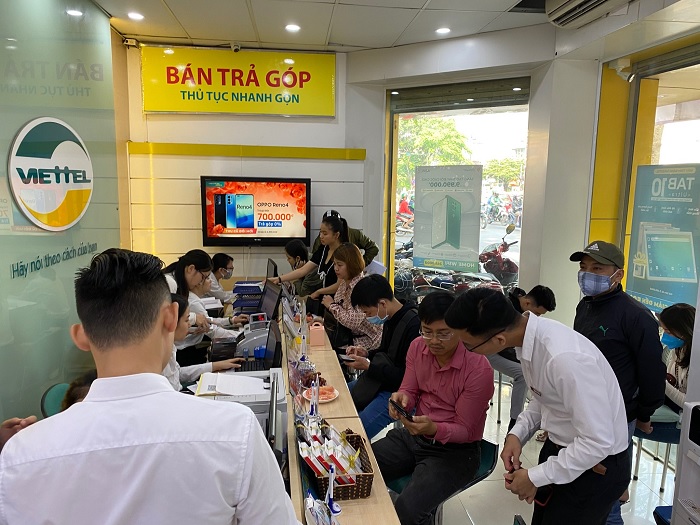 Rất đông khách đến trải nghiệm và làm thủ tục nhận máy bên trong siêu thị Viettel Store Thái Hà