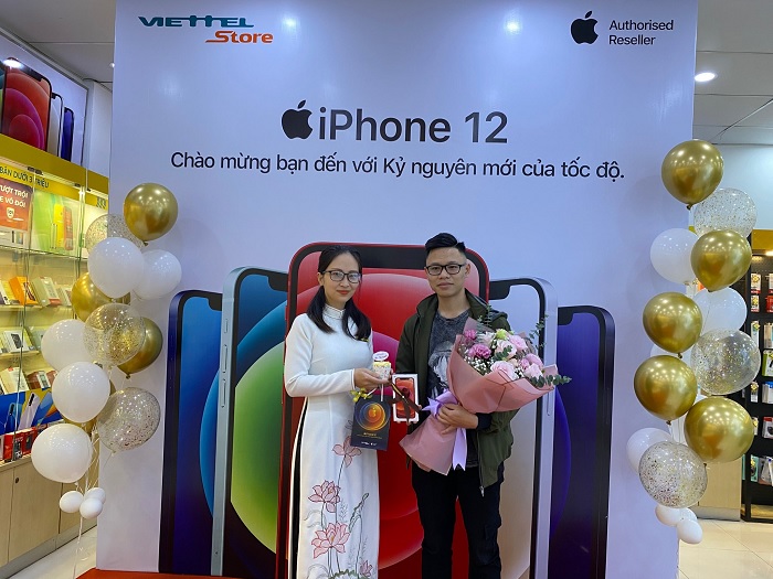 Anh Quỳnh là người đầu tiên đến từ rất sớm sở hữu chiếc iPhone 12 128GB màu đỏ tại Viettel Store