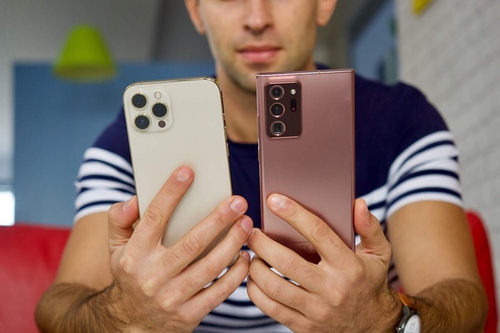 iPhone 12 Pro Max bên trái và Galaxy Note 20 Ultra bên phải