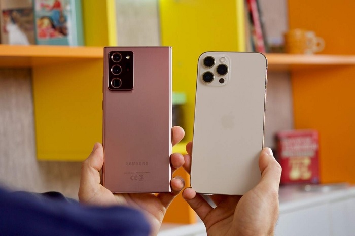 Mặt sau của Galaxy Note 20 Ultra và iPhone 12 Pro Max