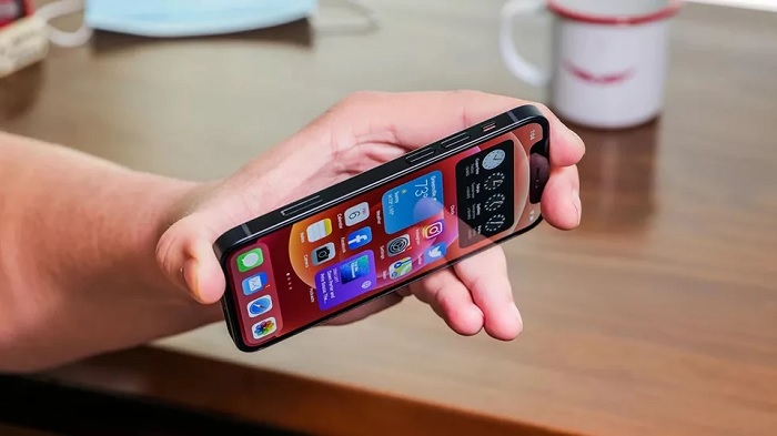 iPhone 12 mini nhỏ gọn trong lòng bàn tay