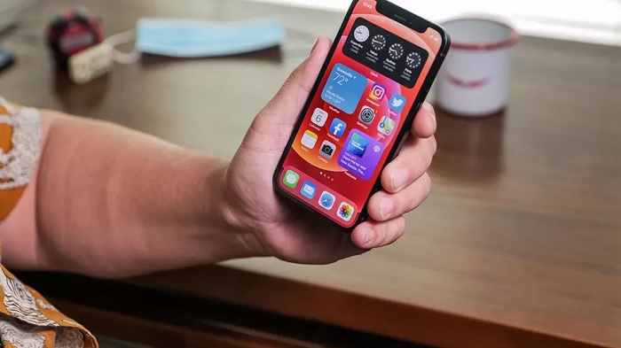 iPhone 12 mini cho phép người dùng sử dụng 1 tay thoải mái