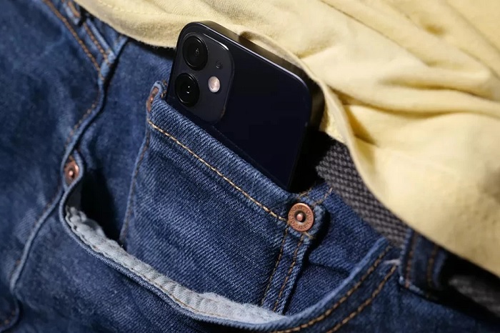 iPhone 12 mini nằm gọn trong chiếc túi nhỏ trên quần jean. Điều mà khó có thể làm được với các mẫu smartphone phổ thông hiện nay
