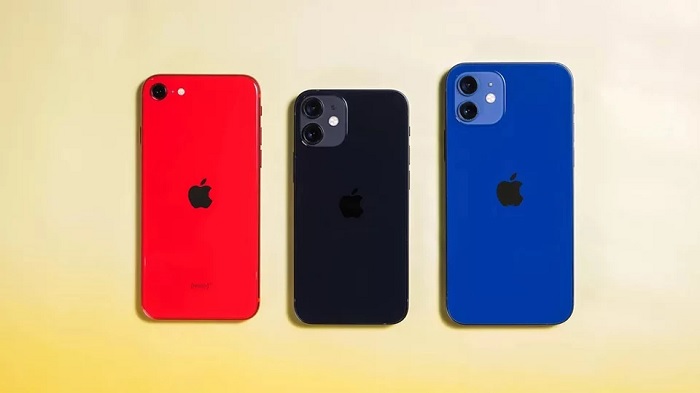 iPhone 12 mini nằm giữa và có kích thước nhỏ hơn iPhone SE 2020 bên trái