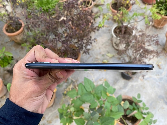 Cạnh phải của OPPO A15