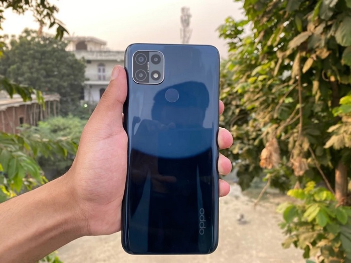 Thiết kế mặt sau của OPPO A15 khá bóng bẩy