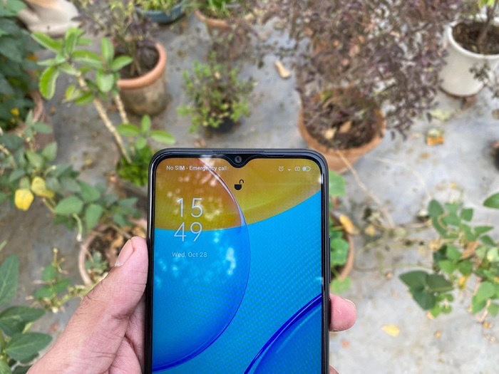 Camera selfie được đặt trong phần notch hình giọt nước