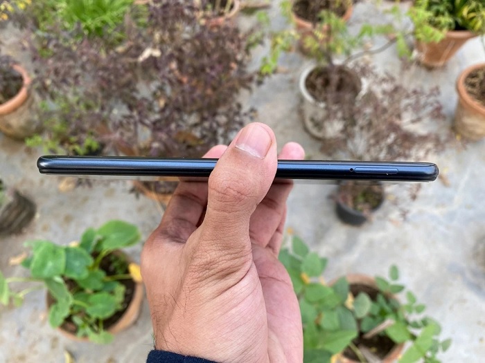 Cạnh trái được bố trí khay cắm thẻ SIM