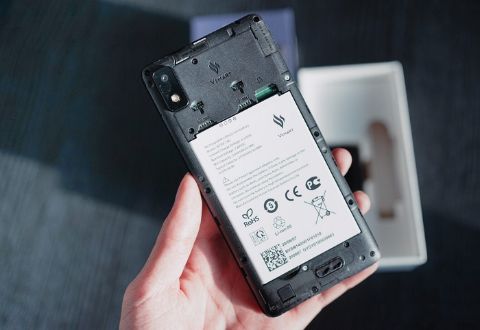 Máy đi kèm viên pin dụng lượng 2.550 mAh và có thể tháo rời