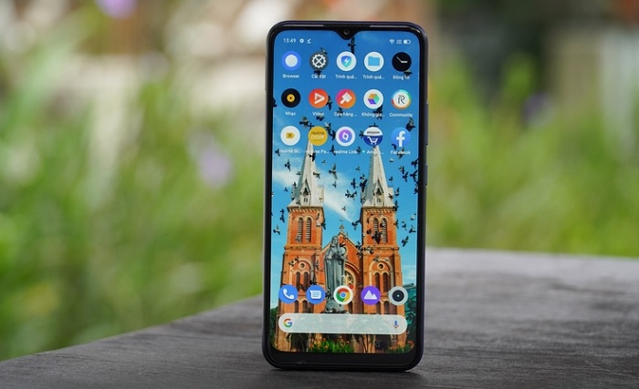 Realme C15 chạy hệ điều hành Android 10 với giao diện người dùng Realme UI