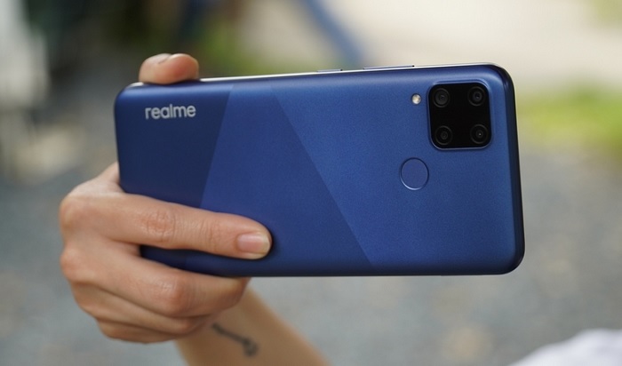 Realme C15 mang lại cảm giác cầm khá đầm tay