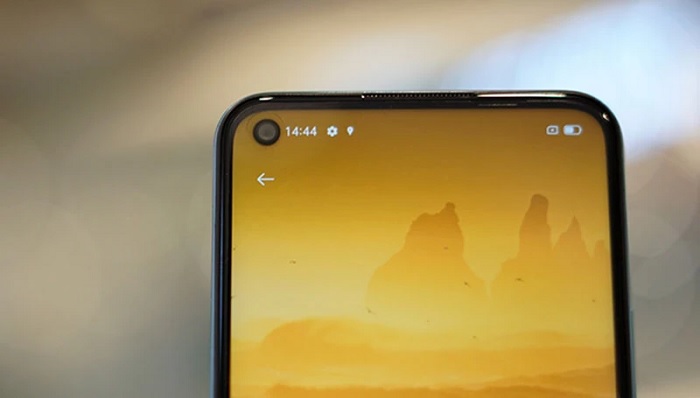 Notch nhỏ góc trên bên trái chứa camera selfie 8MP