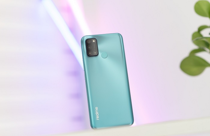 Mặt lưng của Realme bỏng bẩy và sử dụng hiệu ứng chuyển màu lấy cụm camera là trung tâm